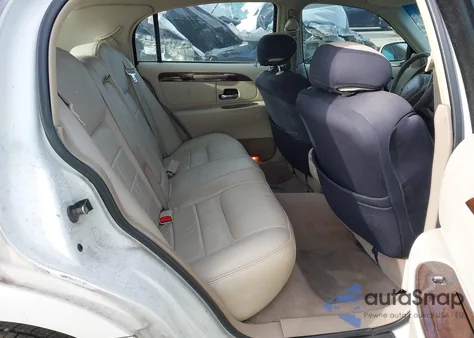 2000 Lincoln Town Car Signature z USA, uszkodzony, nr VIN 1LNHM82W8YY901892